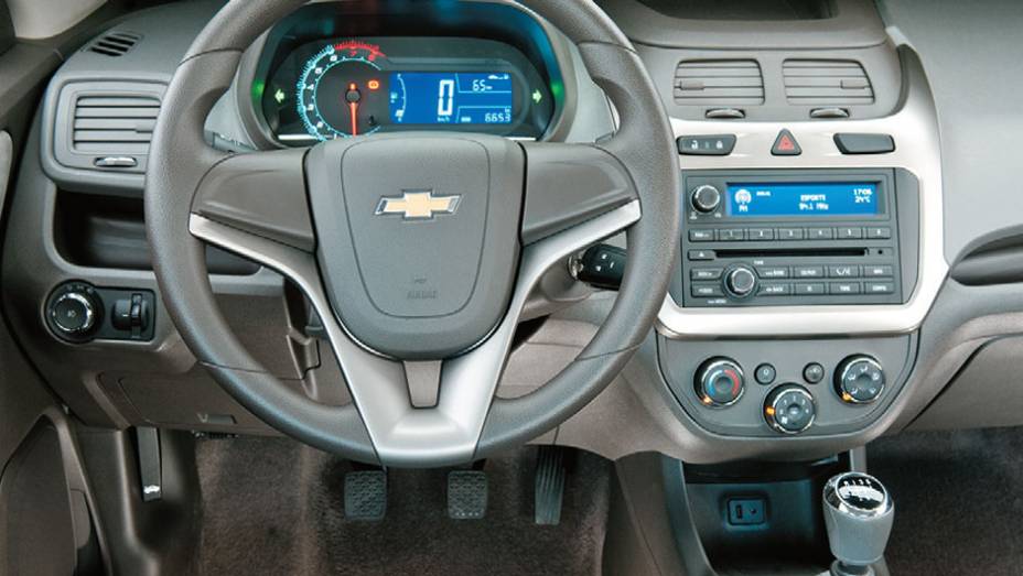 Visual interno causa boa impressão de modernidade | <a href="https://preprod.quatrorodas.abril.com.br/carros/comparativos/chevrolet-cobalt-x-fiat-grand-siena-x-nissan-versa-687466.shtml" target="_blank" rel="migration">Leia mais</a>