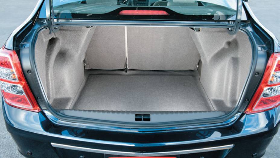 Dobradiças em arcos não esbarram em malas grandes | <a href="https://preprod.quatrorodas.abril.com.br/carros/comparativos/chevrolet-cobalt-x-fiat-grand-siena-x-nissan-versa-687466.shtml" target="_blank" rel="migration">Leia mais</a>