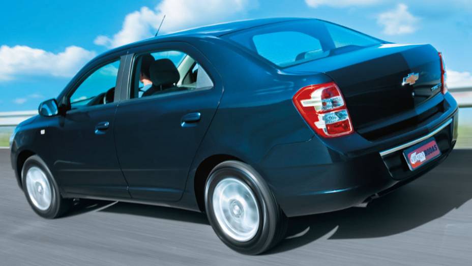 Tampa elevada prejudica a visibilidade traseira do Cobalt | <a href="https://preprod.quatrorodas.abril.com.br/carros/comparativos/chevrolet-cobalt-x-fiat-grand-siena-x-nissan-versa-687466.shtml" target="_blank" rel="migration">Leia mais</a>