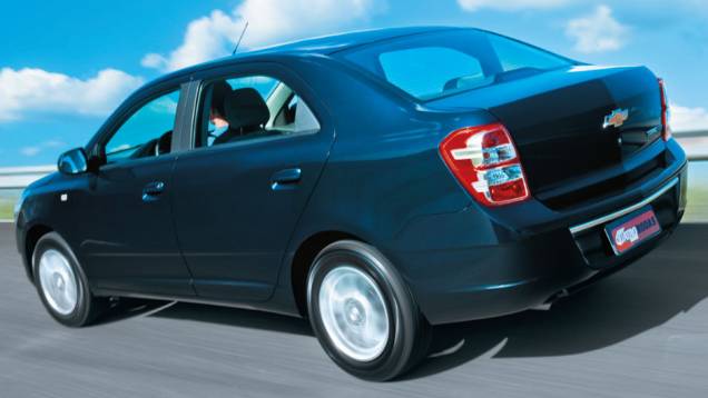 Tampa elevada prejudica a visibilidade traseira do Cobalt | <a href="https://preprod.quatrorodas.abril.com.br/carros/comparativos/chevrolet-cobalt-x-fiat-grand-siena-x-nissan-versa-687466.shtml" target="_blank" rel="migration">Leia mais</a> Tampa elevada prejudica a visibilidade traseira do Cobalt | <a href="https://preprod.quatrorodas.abril.com.br/carros/comparativos/chevrolet-cobalt-x-fiat-grand-siena-x-nissan-versa-687466.shtml" target="_blank" rel="migration">Leia mais</a>