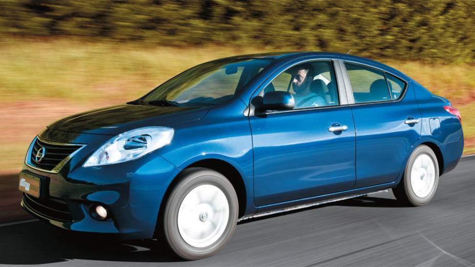 Design do Versa divide opini&atilde;o dos leitores | <a href="https://preprod.quatrorodas.abril.com.br/carros/comparativos/chevrolet-cobalt-x-fiat-grand-siena-x-nissan-versa-687466.shtml" target="_blank" rel="migration">Leia mais</a>
