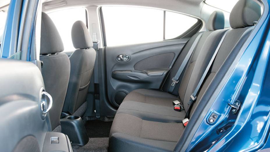 Espa&ccedil;o nos bancos traseiros chega a ser exagerado | <a href="https://preprod.quatrorodas.abril.com.br/carros/comparativos/chevrolet-cobalt-x-fiat-grand-siena-x-nissan-versa-687466.shtml" target="_blank" rel="migration">Leia mais</a>