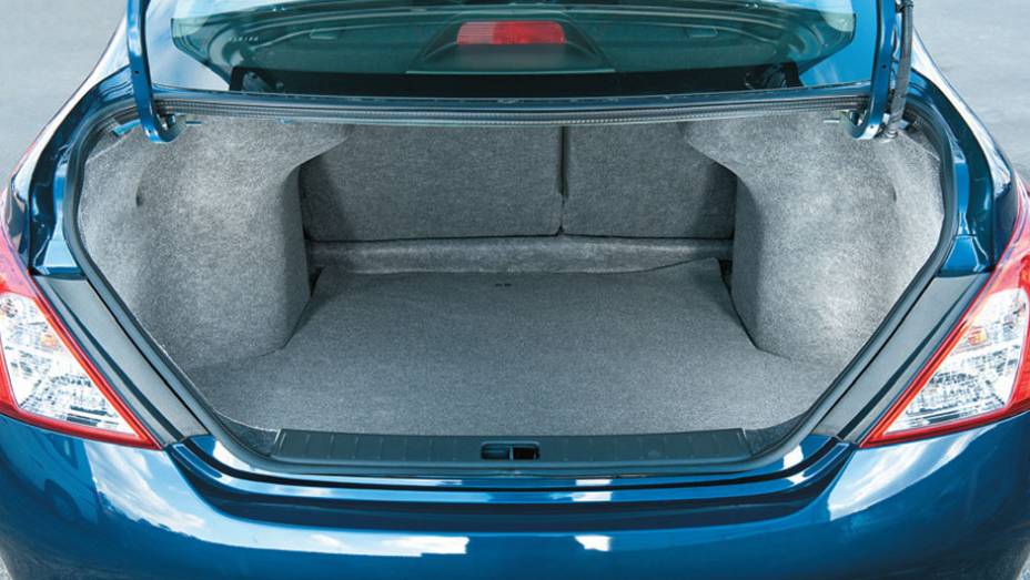 Porta-malas de 460 litros ainda é adequado para famílias | <a href="https://preprod.quatrorodas.abril.com.br/carros/comparativos/chevrolet-cobalt-x-fiat-grand-siena-x-nissan-versa-687466.shtml" target="_blank" rel="migration">Leia mais</a>