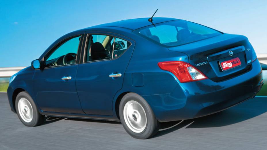 Versa possui alavanca interna para abrir a tampa do bagageiro | <a href="https://preprod.quatrorodas.abril.com.br/carros/comparativos/chevrolet-cobalt-x-fiat-grand-siena-x-nissan-versa-687466.shtml" target="_blank" rel="migration">Leia mais</a>