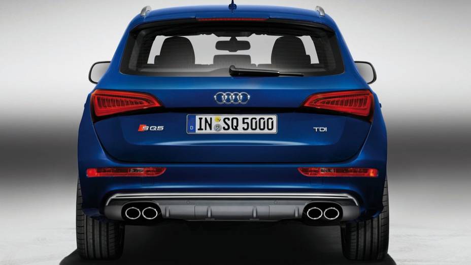 SQ5 tem quatro saídas de escape | <a href="https://preprod.quatrorodas.abril.com.br/noticias/audi-mostra-sq5-tdi-versao-esportiva-q5-323175_p.shtml" rel="migration">Leia mais</a>