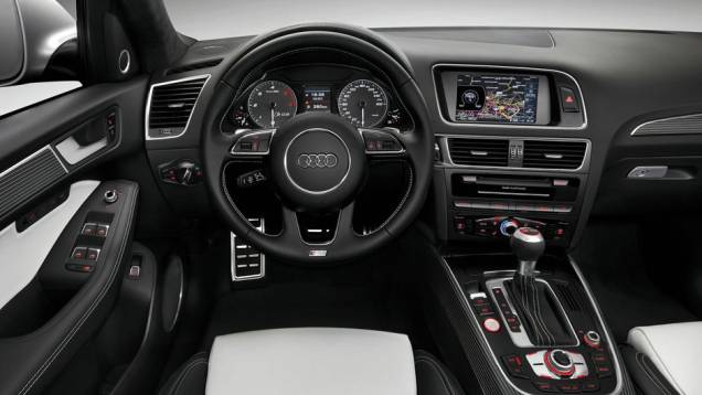 Interior teve poucas mudanças | <a href="https://preprod.quatrorodas.abril.com.br/noticias/audi-mostra-sq5-tdi-versao-esportiva-q5-323175_p.shtml" rel="migration">Leia mais</a> Interior teve poucas mudanças | <a href="https://preprod.quatrorodas.abril.com.br/noticias/audi-mostra-sq5-tdi-versao-esportiva-q5-323175_p.shtml" rel="migration">Leia mais</a>