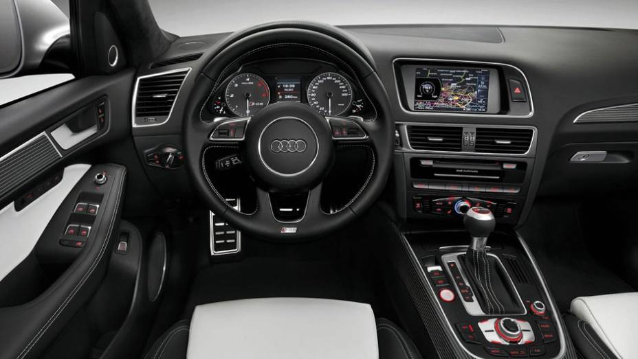 Interior teve poucas mudan&ccedil;as | <a href="https://preprod.quatrorodas.abril.com.br/noticias/audi-mostra-sq5-tdi-versao-esportiva-q5-323175_p.shtml" rel="migration">Leia mais</a>