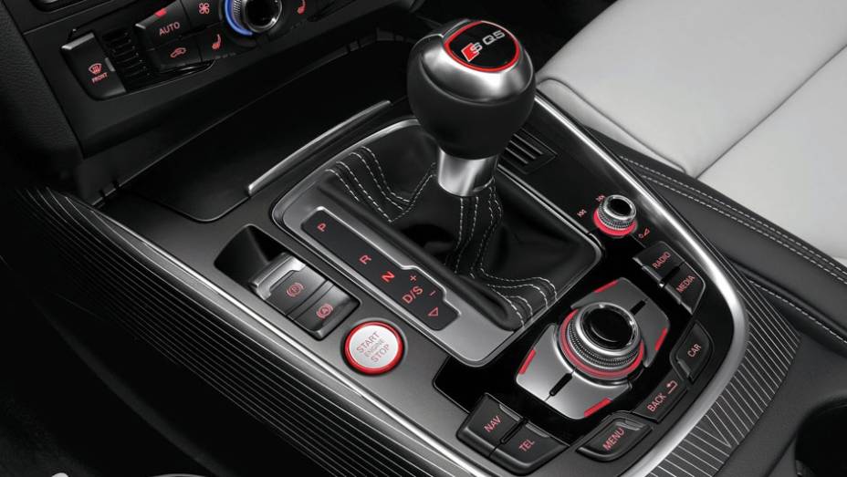 Transmissão é automática de oito velocidades | <a href="https://preprod.quatrorodas.abril.com.br/noticias/audi-mostra-sq5-tdi-versao-esportiva-q5-323175_p.shtml" rel="migration">Leia mais</a>