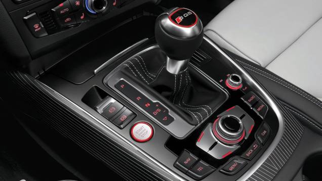Transmissão é automática de oito velocidades | <a href="https://preprod.quatrorodas.abril.com.br/noticias/audi-mostra-sq5-tdi-versao-esportiva-q5-323175_p.shtml" rel="migration">Leia mais</a> Transmissão é automática de oito velocidades | <a href="https://preprod.quatrorodas.abril.com.br/noticias/audi-mostra-sq5-tdi-versao-esportiva-q5-323175_p.shtml" rel="migration">Leia mais</a>