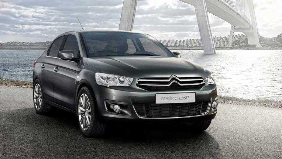 A frente lembra muito o novo C4 | <a href="https://preprod.quatrorodas.abril.com.br/noticias/citroen-lanca-sedas-c4-l-c-elysee-323407_p.shtml" rel="migration">Leia mais</a>