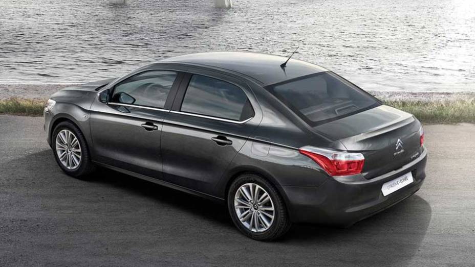 Como acontece com Renault Logan e Nissan Versa, o C-Elys&eacute;e prioriza o espa&ccedil;o interno | <a href="https://preprod.quatrorodas.abril.com.br/noticias/citroen-lanca-sedas-c4-l-c-elysee-323407_p.shtml" rel="migration">Leia mais</a>