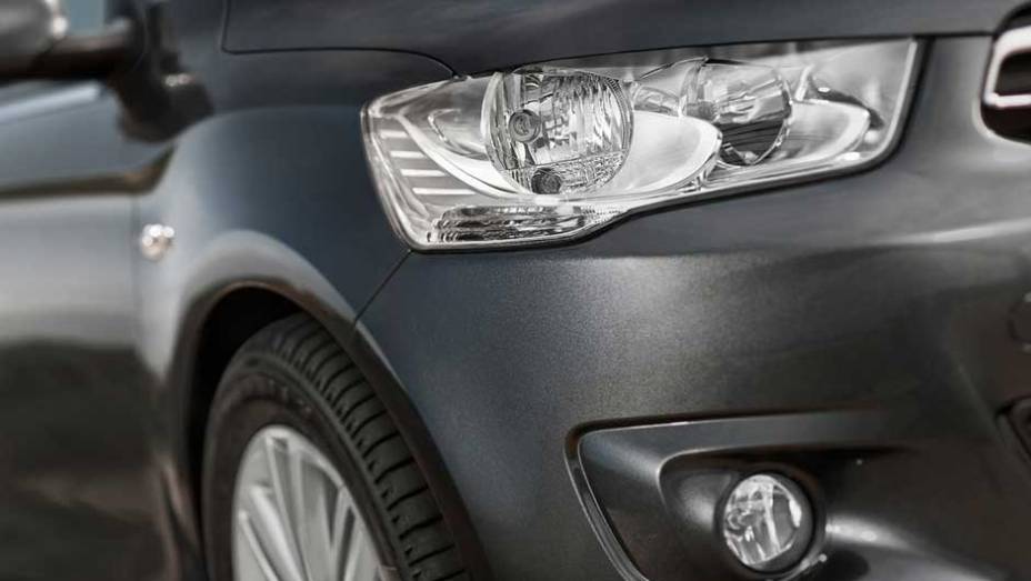 Produzido na Espanha, o ve&iacute;culo tem dimens&otilde;es generosas - 4,43 metros de comprimento e 2,65 metros de dist&acirc;ncia entre-eixos | <a href="https://preprod.quatrorodas.abril.com.br/noticias/citroen-lanca-sedas-c4-l-c-elysee-323407_p.shtml" rel="migration">Leia mais</a>