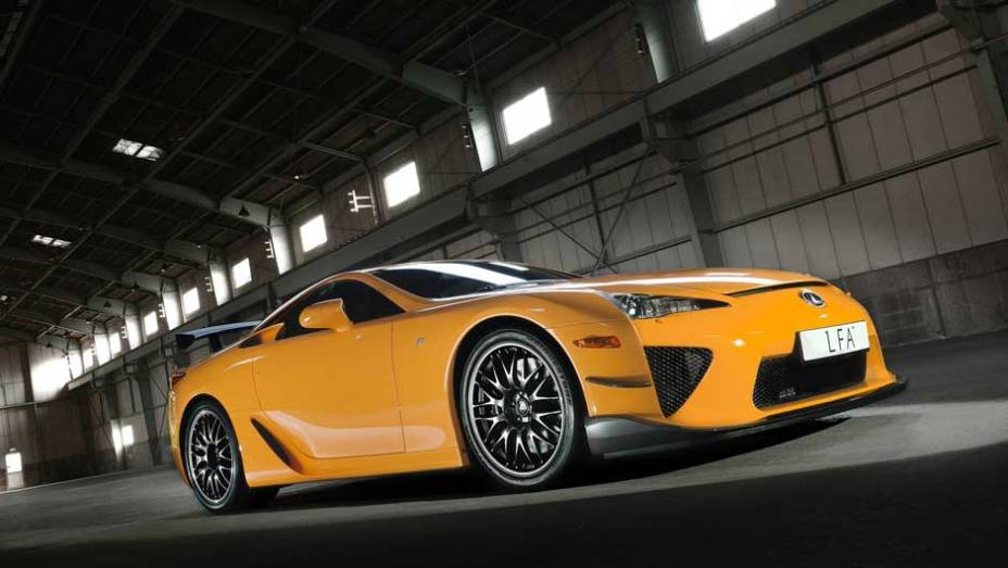 Dos 500 exemplares fabricados, 50 ter&atilde;o o kit N&uuml;rburgring, com melhorias aerodin&acirc;micas | <a href="https://preprod.quatrorodas.abril.com.br/salao-do-automovel/2012/carros/lexus-lfa-703969.shtml" rel="migration">Leia mais</a>