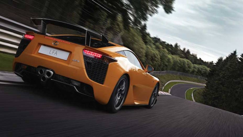Superesportivo japon&ecirc;s tem carroceria de fibra de carbono e pesa apenas 1.580 kg | <a href="https://preprod.quatrorodas.abril.com.br/salao-do-automovel/2012/carros/lexus-lfa-703969.shtml" rel="migration">Leia mais</a>