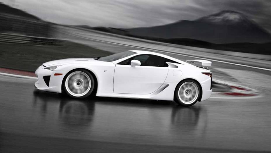 Motor 4.8 V10 produz 560 cavalos de potência e 48,9 kgfm de torque | <a href="https://preprod.quatrorodas.abril.com.br/salao-do-automovel/2012/carros/lexus-lfa-703969.shtml" rel="migration">Leia mais</a>