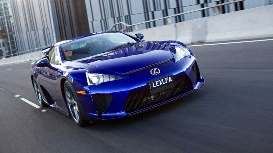 LFA custa a partir de US$ 375 mil nos Estados Unidos | <a href="https://preprod.quatrorodas.abril.com.br/salao-do-automovel/2012/carros/lexus-lfa-703969.shtml" rel="migration">Leia mais</a>