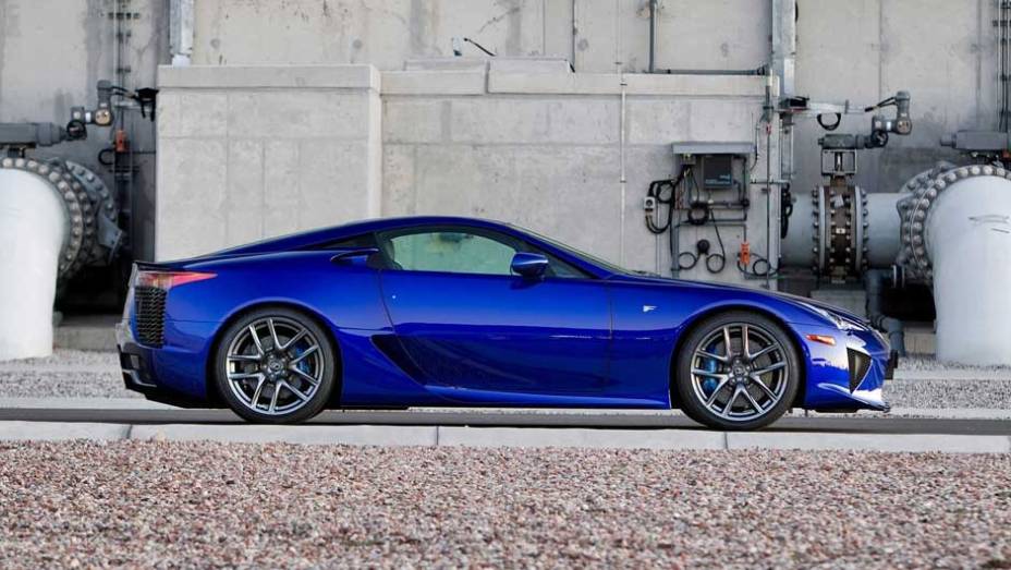 LFA &eacute; capaz de acelerar aos 100 km/h em 3s6 e atingir a velocdade m&aacute;xima de 325 km/h, segundo a Lexus | <a href="https://preprod.quatrorodas.abril.com.br/salao-do-automovel/2012/carros/lexus-lfa-703969.shtml" rel="migration">Leia mais</a>