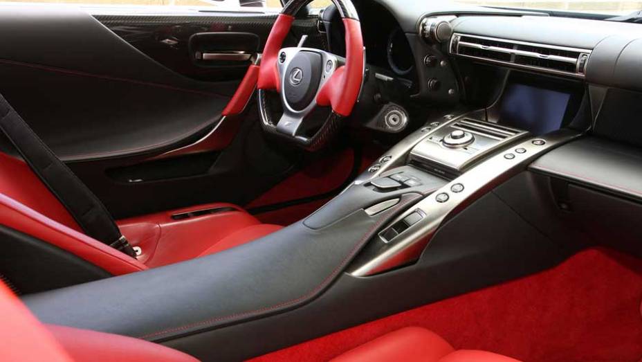 Interior do modelo pode ser customizado de acordo com o gosto do cliente | <a href="https://preprod.quatrorodas.abril.com.br/salao-do-automovel/2012/carros/lexus-lfa-703969.shtml" rel="migration">Leia mais</a>