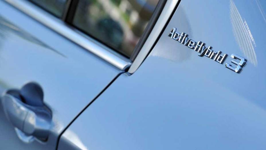 A BMW promete consumo m&eacute;dio de 16,9 km/l e baixa emiss&atilde;o de poluentes com desempenho de esportivo | <a href="https://preprod.quatrorodas.abril.com.br/noticias/bmw-lanca-serie-3-activehybrid-reino-unido-324462_p.shtml" target="_blank" rel="migration">Leia mais</a>