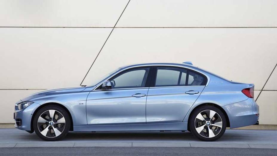 É preciso ser bastante detalhista para diferenciar o ActiveHybrid3 das outras versões do Série 3 | <a href="https://preprod.quatrorodas.abril.com.br/noticias/bmw-lanca-serie-3-activehybrid-reino-unido-324462_p.shtml" target="_blank" rel="migration">Leia mais</a>