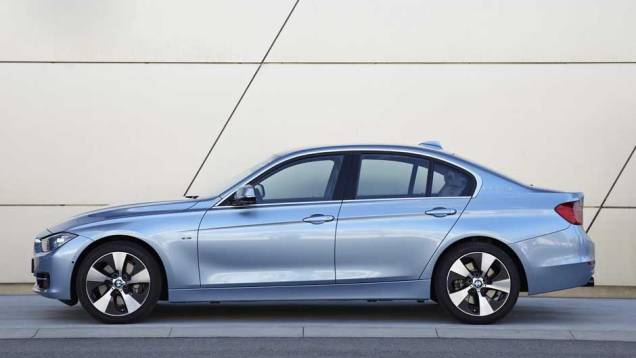 É preciso ser bastante detalhista para diferenciar o ActiveHybrid3 das outras versões do Série 3 | <a href="https://preprod.quatrorodas.abril.com.br/noticias/bmw-lanca-serie-3-activehybrid-reino-unido-324462_p.shtml" target="_blank" rel="migration">Leia mais</a> É preciso ser bastante detalhista para diferenciar o ActiveHybrid3 das outras versões do Série 3 | <a href="https://preprod.quatrorodas.abril.com.br/noticias/bmw-lanca-serie-3-activehybrid-reino-unido-324462_p.shtml" target="_blank" rel="migration">Leia mais</a>
