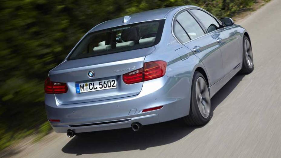 Os logotipos nas colunas C e na traseira entregam a alma sustent&aacute;vel do carro | <a href="https://preprod.quatrorodas.abril.com.br/noticias/bmw-lanca-serie-3-activehybrid-reino-unido-324462_p.shtml" target="_blank" rel="migration">Leia mais</a>