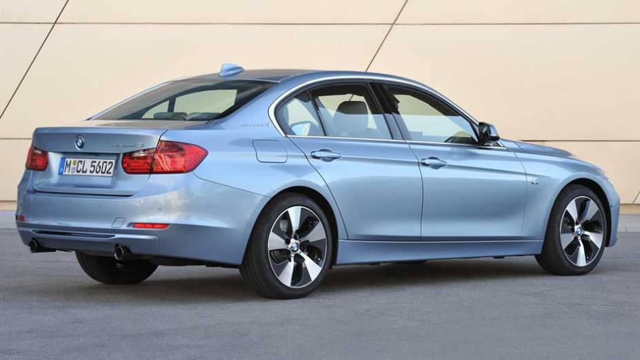 As ponteiras de escapamento receberam acabamento exclusivo nesta vers&atilde;o | <a href="https://preprod.quatrorodas.abril.com.br/noticias/bmw-lanca-serie-3-activehybrid-reino-unido-324462_p.shtml" target="_blank" rel="migration">Leia mais</a>