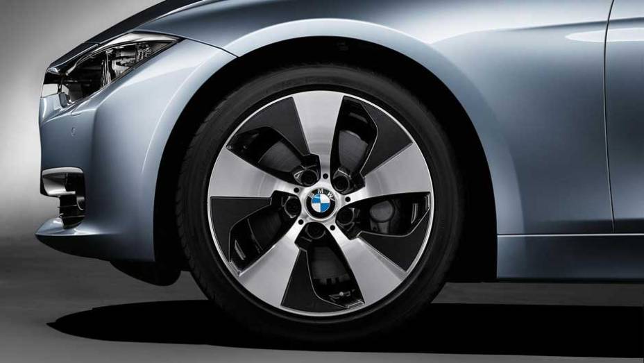 Al&eacute;m de bonitas, as rodas de liga leve tem linhas aerodin&acirc;micas que ajudam a economizar combust&iacute;vel | <a href="https://preprod.quatrorodas.abril.com.br/noticias/bmw-lanca-serie-3-activehybrid-reino-unido-324462_p.shtml" target="_blank" rel="migration">Leia mais</a>