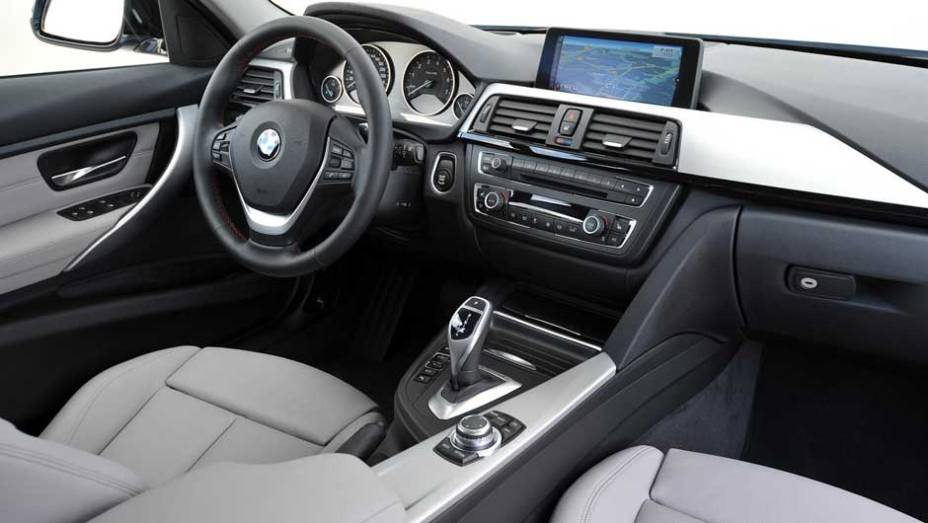 O interior tamb&eacute;m lembra muito as outras configura&ccedil;&otilde;es do S&eacute;rie 3 | <a href="https://preprod.quatrorodas.abril.com.br/noticias/bmw-lanca-serie-3-activehybrid-reino-unido-324462_p.shtml" target="_blank" rel="migration">Leia mais</a>