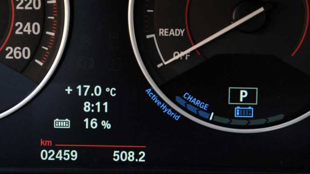 Apenas detalhes como o indicador de bateria do motor elétrico entregam que este é um veículo híbrido | <a href="https://preprod.quatrorodas.abril.com.br/noticias/bmw-lanca-serie-3-activehybrid-reino-unido-324462_p.shtml" target="_blank" rel="migration">Leia mais</a> Apenas detalhes como o indicador de bateria do motor elétrico entregam que este é um veículo híbrido | <a href="https://preprod.quatrorodas.abril.com.br/noticias/bmw-lanca-serie-3-activehybrid-reino-unido-324462_p.shtml" target="_blank" rel="migration">Leia mais</a>