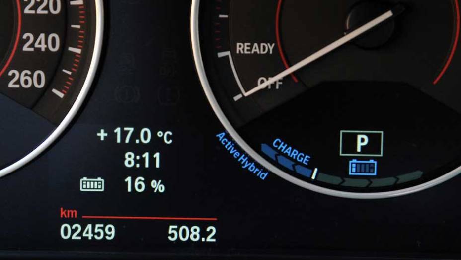 Apenas detalhes como o indicador de bateria do motor el&eacute;trico entregam que este &eacute; um ve&iacute;culo h&iacute;brido | <a href="https://preprod.quatrorodas.abril.com.br/noticias/bmw-lanca-serie-3-activehybrid-reino-unido-324462_p.shtml" target="_blank" rel="migration">Leia mais</a>