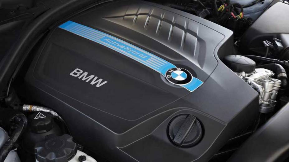 Debaixo do cap&ocirc; ficam o motor 3.0 de seis cilindros a gasolina e o motor el&eacute;trico, que juntos geram 340 cv | <a href="https://preprod.quatrorodas.abril.com.br/noticias/bmw-lanca-serie-3-activehybrid-reino-unido-324462_p.shtml" target="_blank" rel="migration">Leia mais</a>