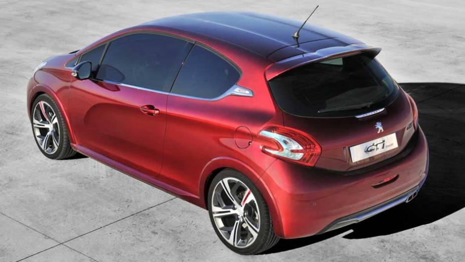 Peugeot confirmou a versão de produção do 208 GTI para o Salão de Paris deste ano. Versão conceitual foi mostrada em Genebra. <a href="https://preprod.quatrorodas.abril.com.br/noticias/fabricantes-peugeot-208-gti-sera-mostrado-paris-325335_p.shtml" rel="migration">Leia mais</a>