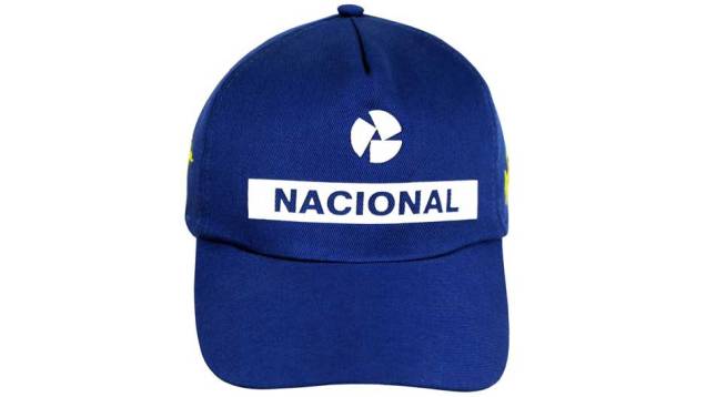 Boné Ayrton Senna Nacional: a réplica do clássico boné usado pelo tricampeão mundial em suas vitórias pode ser comprada na Uracer. Preço médio: R$ 50,00 | <a href="https://www.uracer.com.br/ListaProdutos.asp?IDLoja=14251&IDProduto=2424343" target="_blank" rel="migration">Saib</a> Boné Ayrton Senna Nacional: a réplica do clássico boné usado pelo tricampeão mundial em suas vitórias pode ser comprada na Uracer. Preço médio: R$ 50,00 | <a href="https://www.uracer.com.br/ListaProdutos.asp?IDLoja=14251&IDProduto=2424343" target="_blank" rel="migration">Saib</a>