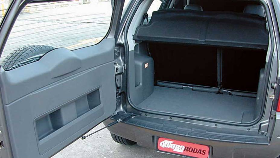 A tampa traseira com abertura lateral podia não ser prática, mas dava ao EcoSport um charme antes restrito aos modelos importados A tampa traseira com abertura lateral podia não ser prática, mas dava ao EcoSport um charme antes restrito aos modelos importados