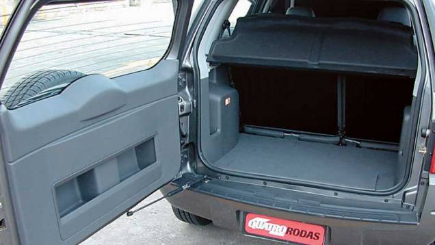 A tampa traseira com abertura lateral podia não ser prática, mas dava ao EcoSport um charme antes restrito aos modelos importados A tampa traseira com abertura lateral podia não ser prática, mas dava ao EcoSport um charme antes restrito aos modelos importados