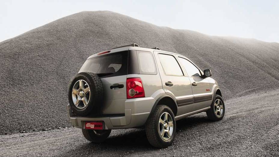 Atrás, as mudanças foram mais comedidas: apenas as lanternas ganharam elementos circulares pronunciados Atrás, as mudanças foram mais comedidas: apenas as lanternas ganharam elementos circulares pronunciados