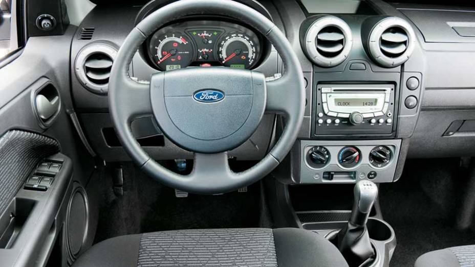 As evoluções também atingiram o interior, que ganhou materiais mais agradáveis de ver (e tocar) e um esmero maior no isolamento acústico para minimizar os indesejados ruídos As evoluções também atingiram o interior, que ganhou materiais mais agradáveis de ver (e tocar) e um esmero maior no isolamento acústico para minimizar os indesejados ruídos