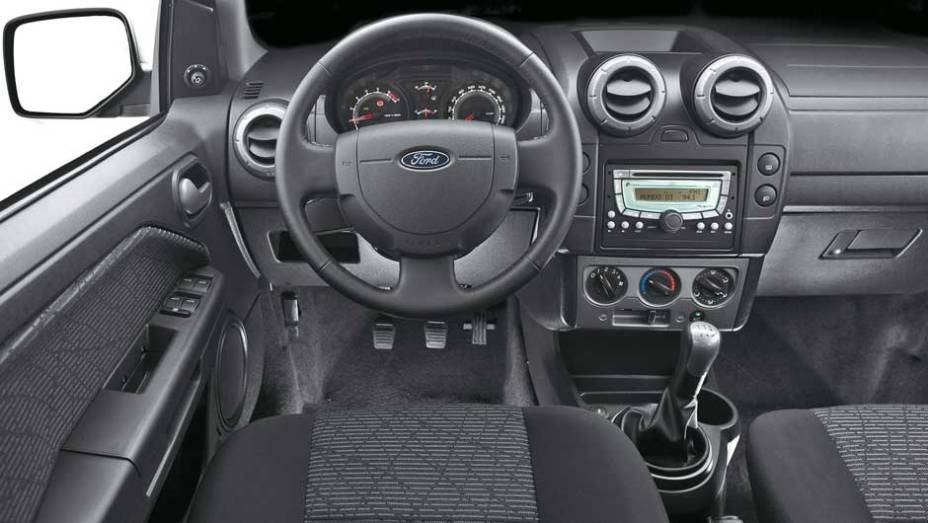 Por dentro, quase nada mudou: somente novos revestimentos de bancos e portas foram incorporados à linha para esperar a chegada da nova geração Por dentro, quase nada mudou: somente novos revestimentos de bancos e portas foram incorporados à linha para esperar a chegada da nova geração