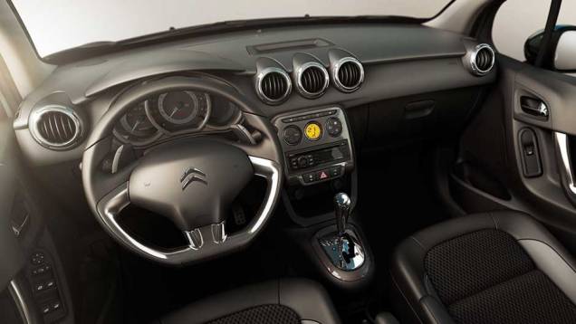 O interior lembra muito a C3 Picasso, principalmente pelo uso de peças em comum, como volante, bancos e quadro de instrumentos | <a href="https://preprod.quatrorodas.abril.com.br/carros/lancamentos/citroen-c3-696228.shtml" rel="migration">Leia mais</a> O interior lembra muito a C3 Picasso, principalmente pelo uso de peças em comum, como volante, bancos e quadro de instrumentos | <a href="https://preprod.quatrorodas.abril.com.br/carros/lancamentos/citroen-c3-696228.shtml" rel="migration">Leia mais</a>