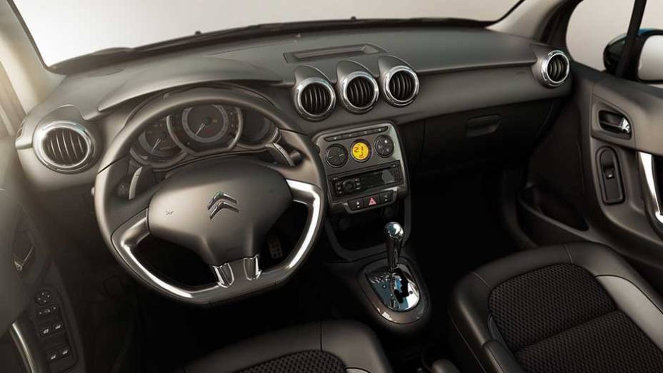O interior lembra muito a C3 Picasso, principalmente pelo uso de pe&ccedil;as em comum, como volante, bancos e quadro de instrumentos | <a href="https://preprod.quatrorodas.abril.com.br/carros/lancamentos/citroen-c3-696228.shtml" rel="migration">Leia mais</a>