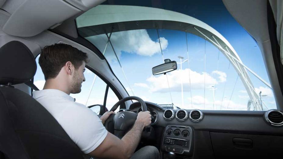 O para-brisa Zenith equipa as vers&otilde;es Tendence e Exclusive, deixando a cabine bastante iluminada | <a href="https://preprod.quatrorodas.abril.com.br/carros/lancamentos/citroen-c3-696228.shtml" rel="migration">Leia mais</a>