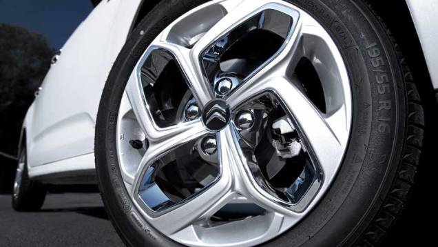 As belas rodas de liga leve de 16 polegadas foram batizadas de Oka, em homenagem ao designer que idealizou suas linhas | <a href="https://preprod.quatrorodas.abril.com.br/carros/lancamentos/citroen-c3-696228.shtml" rel="migration">Leia mais</a> As belas rodas de liga leve de 16 polegadas foram batizadas de Oka, em homenagem ao designer que idealizou suas linhas | <a href="https://preprod.quatrorodas.abril.com.br/carros/lancamentos/citroen-c3-696228.shtml" rel="migration">Leia mais</a>