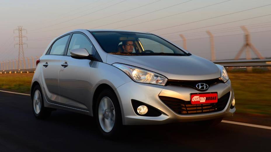 Enfim, o Hyundai HB20 é exibido sem camuflagens | <a href="https://preprod.quatrorodas.abril.com.br/noticias/fabricantes/todas-especificacoes-hyundai-hb20-701531.shtml" target="_blank" rel="migration">Confira todas as informações do modelo aqui</a>