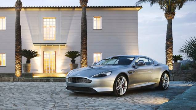 Externamente, modelo ganhou nova grade dianteira e novo para-choque, com entradas de ar mais pronunciadas. | <a href="%20https://preprod.quatrorodas.abril.com.br/saloes/paris/2012/aston-martin-db9-703323.shtml" rel="migration">Leia mais</a> Externamente, modelo ganhou nova grade dianteira e novo para-choque, com entradas de ar mais pronunciadas. | <a href="%20https://preprod.quatrorodas.abril.com.br/saloes/paris/2012/aston-martin-db9-703323.shtml" rel="migration">Leia mais</a>