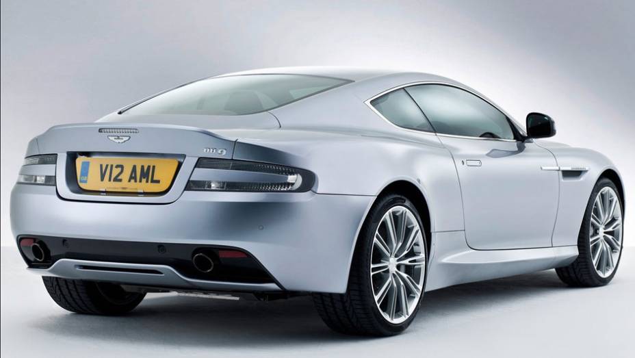 Equipado com motor 5.9 V12 revisado, o DB9 desenvolve uma potência de 470 cavalos. | <a href="%20https://preprod.quatrorodas.abril.com.br/saloes/paris/2012/aston-martin-db9-703323.shtml" rel="migration">Leia mais</a>