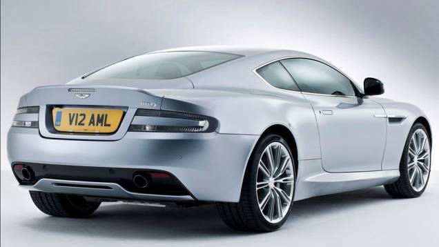 Equipado com motor 5.9 V12 revisado, o DB9 desenvolve uma potência de 470 cavalos. | <a href="%20https://preprod.quatrorodas.abril.com.br/saloes/paris/2012/aston-martin-db9-703323.shtml" rel="migration">Leia mais</a> Equipado com motor 5.9 V12 revisado, o DB9 desenvolve uma potência de 470 cavalos. | <a href="%20https://preprod.quatrorodas.abril.com.br/saloes/paris/2012/aston-martin-db9-703323.shtml" rel="migration">Leia mais</a>