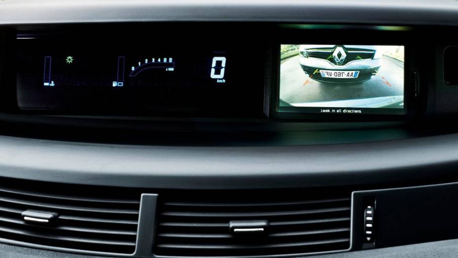 Destaque para a câmera de ré. | <a href="https://preprod.quatrorodas.abril.com.br/saloes/paris/2012/renault-espace-703296.shtml" rel="migration">Leia mais</a> Destaque para a câmera de ré. | <a href="https://preprod.quatrorodas.abril.com.br/saloes/paris/2012/renault-espace-703296.shtml" rel="migration">Leia mais</a>