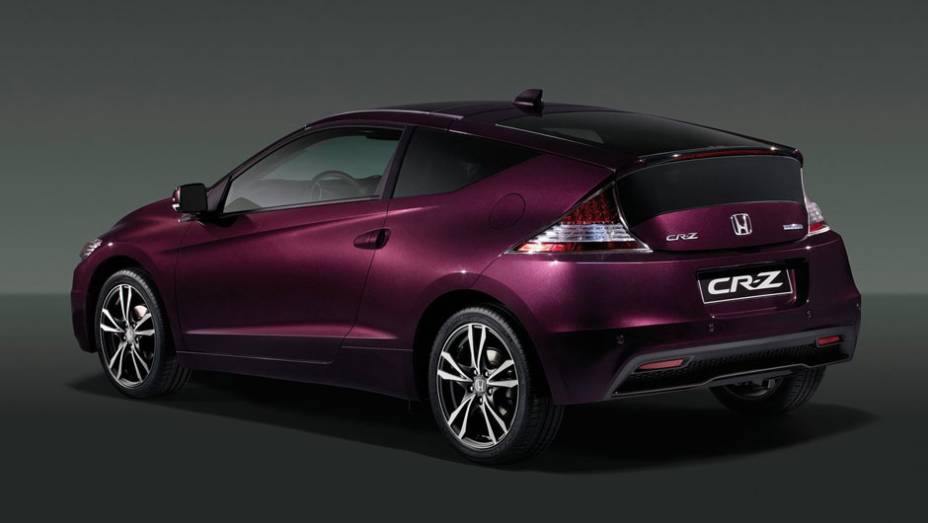 Traseira tamb&eacute;m ganhou novas lanternas | <a href="https://preprod.quatrorodas.abril.com.br/saloes/paris/2012/honda-cr-z-703324.shtml" rel="migration">Leia mais</a>