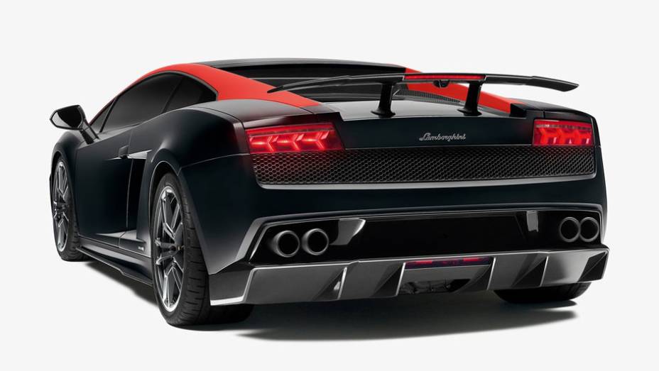 Modelo utiliza componentes de baixo peso e tem máximo rendimento | <a href="https://preprod.quatrorodas.abril.com.br/saloes/paris/2012/lamborghini-gallardo-lp-570-4-edizione-tecnica-703486.shtml" rel="migration">Leia mais</a>